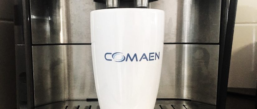 Kop koffie met een mok van Comaen