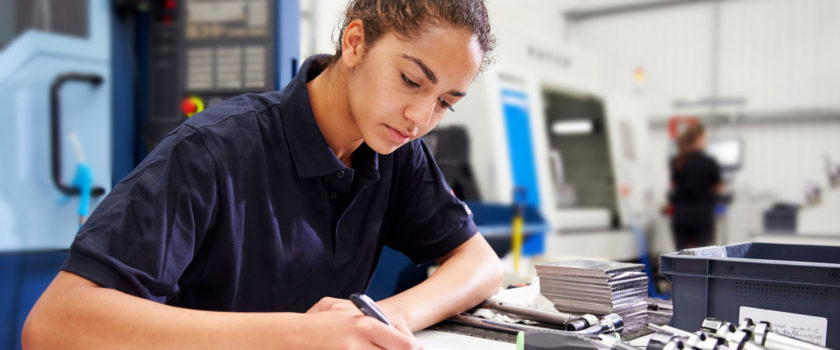 Jonge engineer die aan het werk is op de werkplaats.