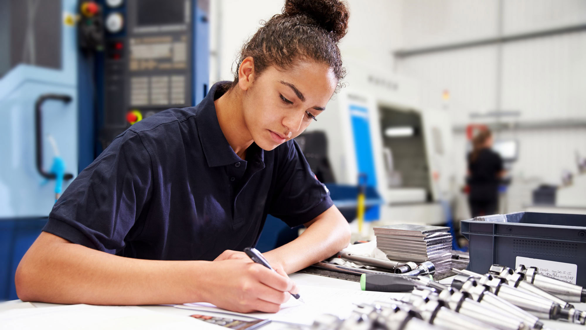 Jonge engineer die aan het werk is op de werkplaats.