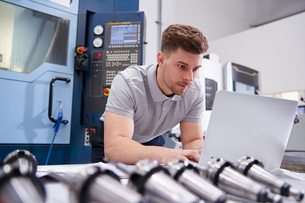 Engineer aan het werk op locatie bij machines