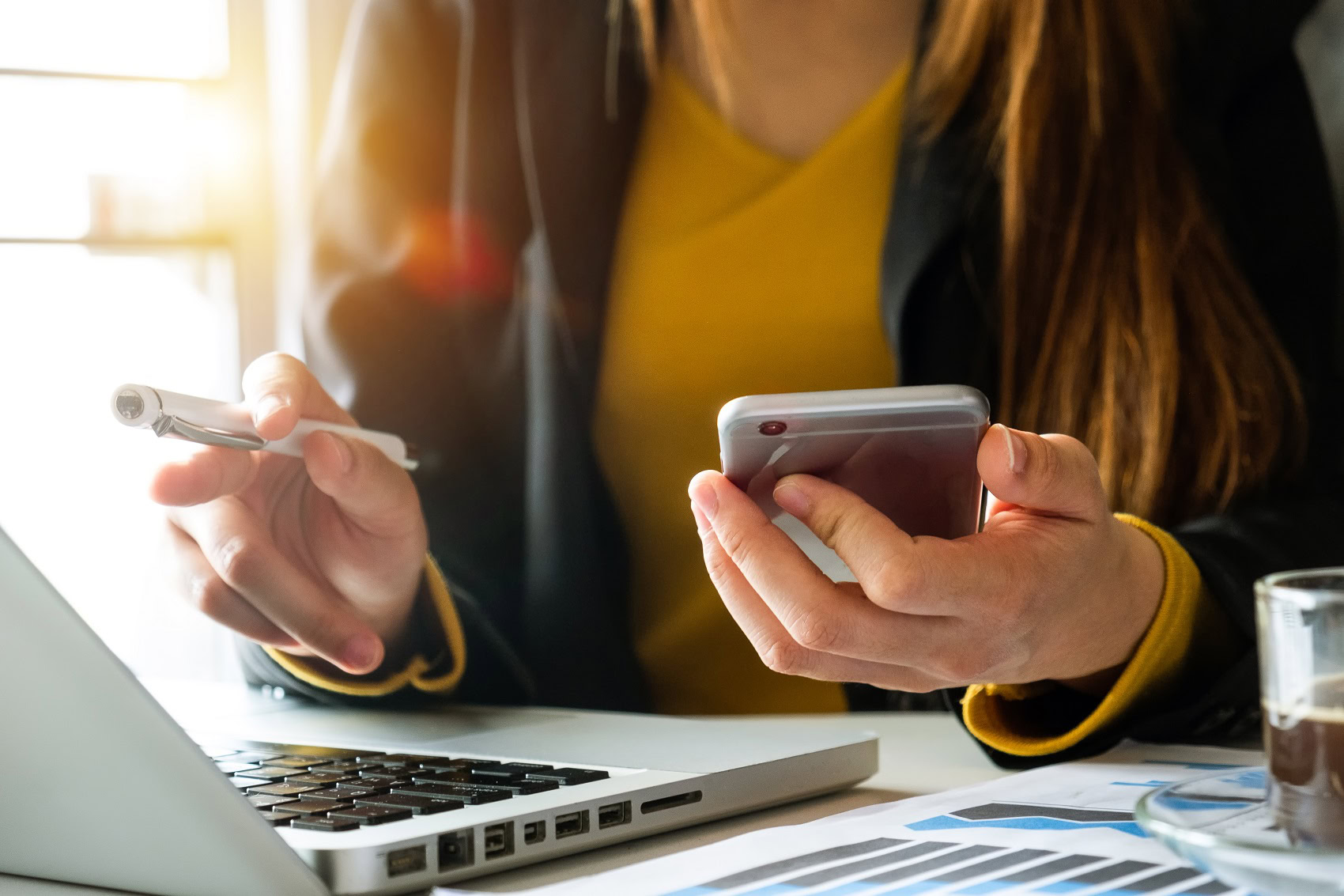 Vrouw aan het werk achter haar bureau